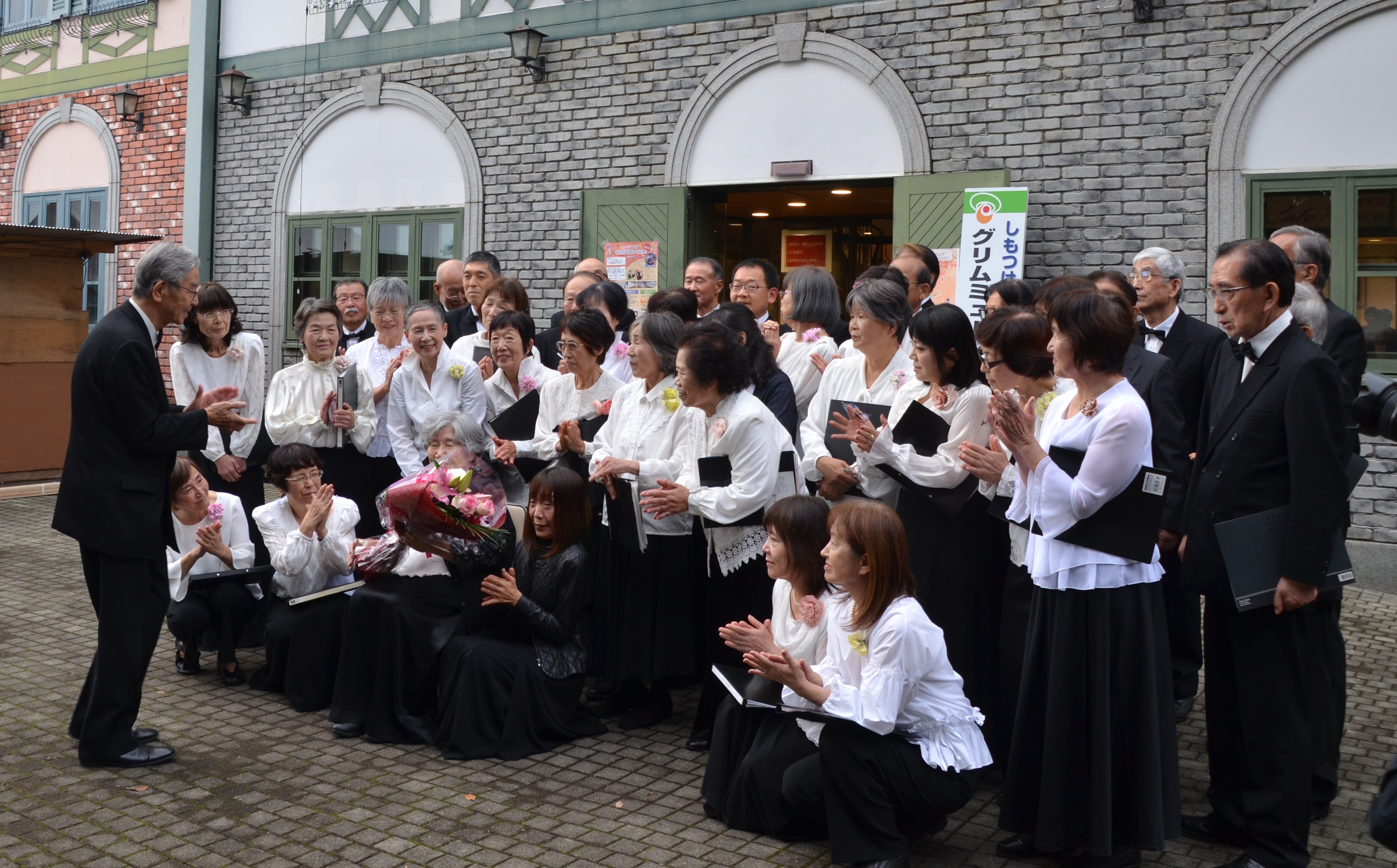 荻野先生へ花束贈呈：伊澤顧問から.jpg