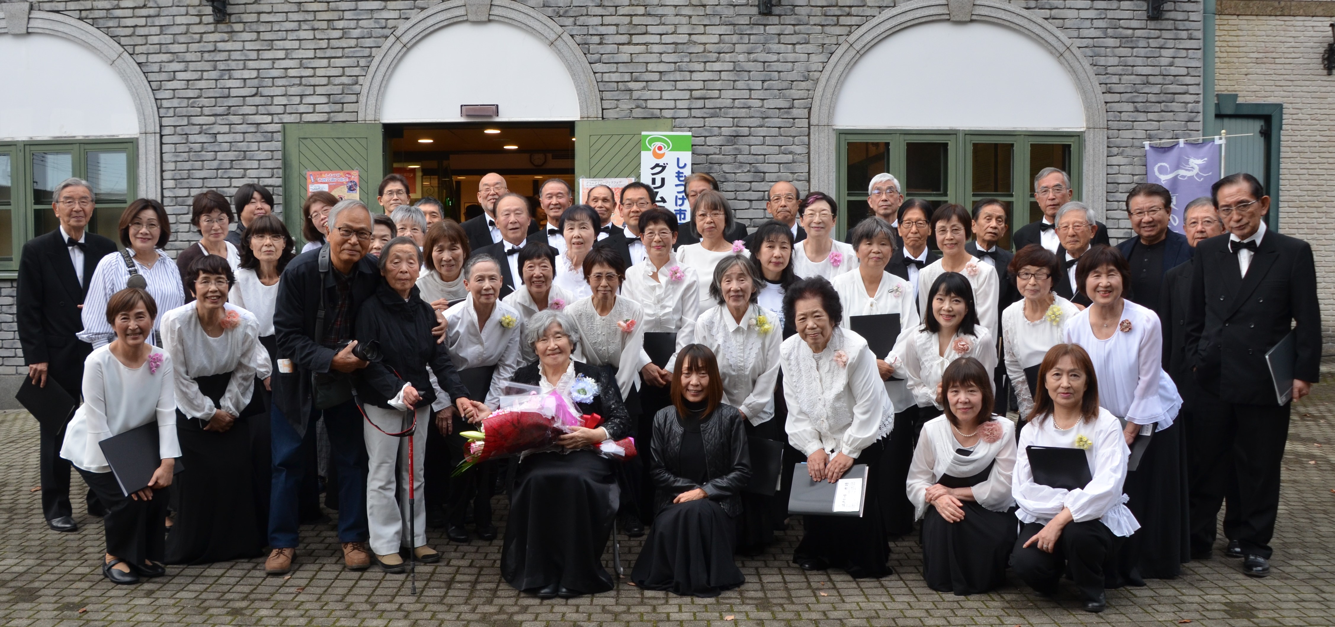 荻野先生の知人の方々と一緒に.jpg