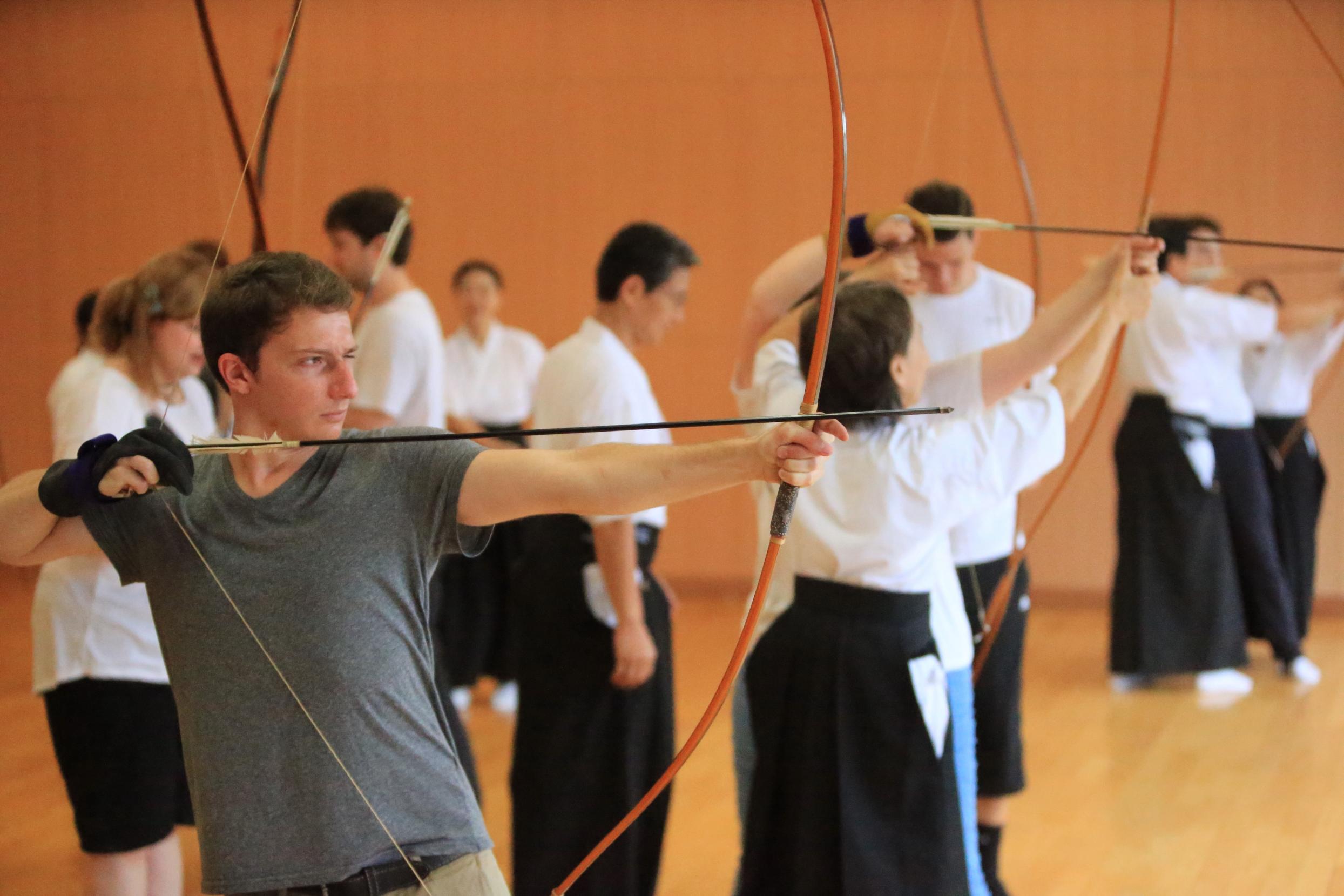 グリムの里夏期日本語講習会で弓道体験をするミュンヘン大学生